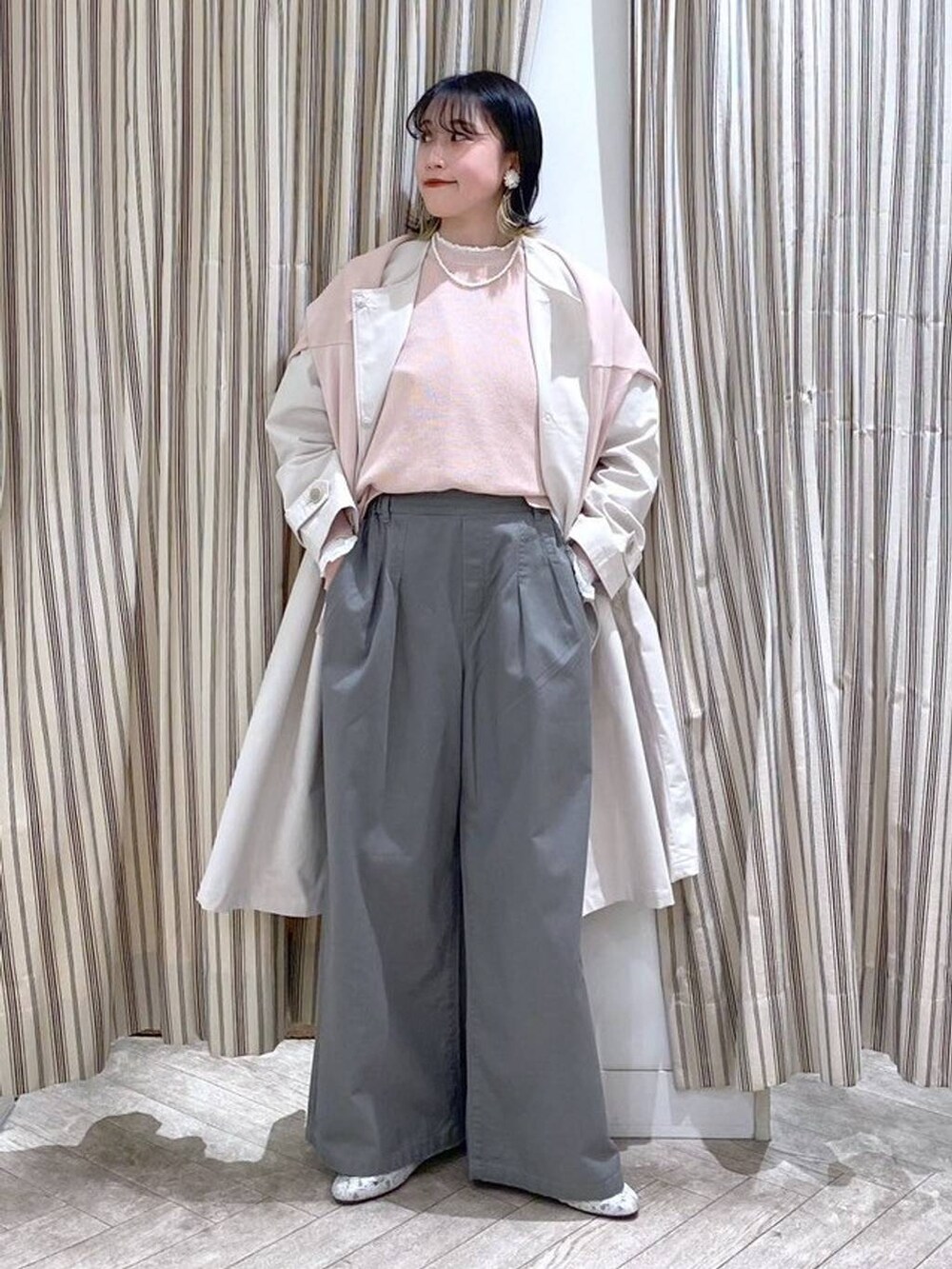 ホワイト系のシャツ/ブラウス、ピンク系のニット/セーター、ピンク系のカーディガン/ボレロを着用したレディースの春コーディネートの10枚目の写真