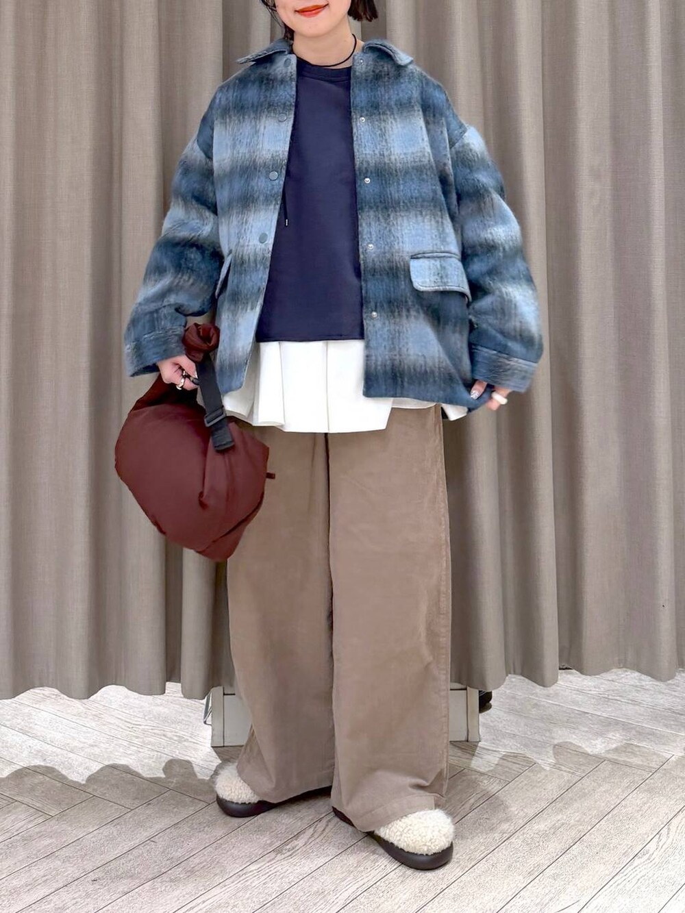 ブルー系のその他アウター、その他のサンダル、ブルー系のスウェットを着用したレディースの冬コーディネートの8枚目の写真