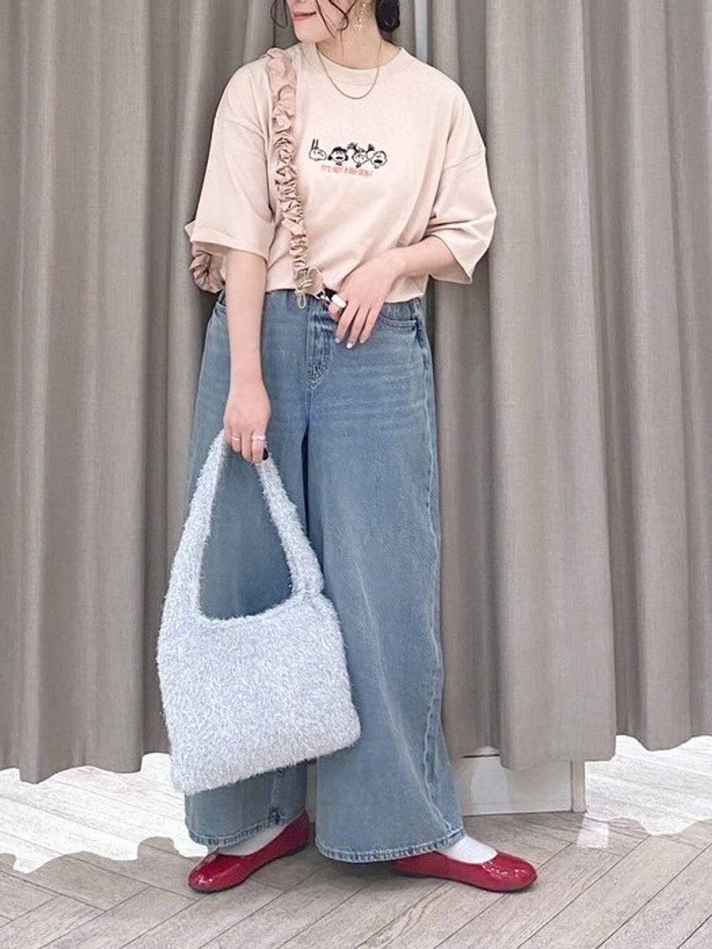 ピンク系のTシャツ/カットソー、ブルー系のデニムパンツ、その他のトートバッグを着用したレディースの夏コーディネートの4枚目の写真