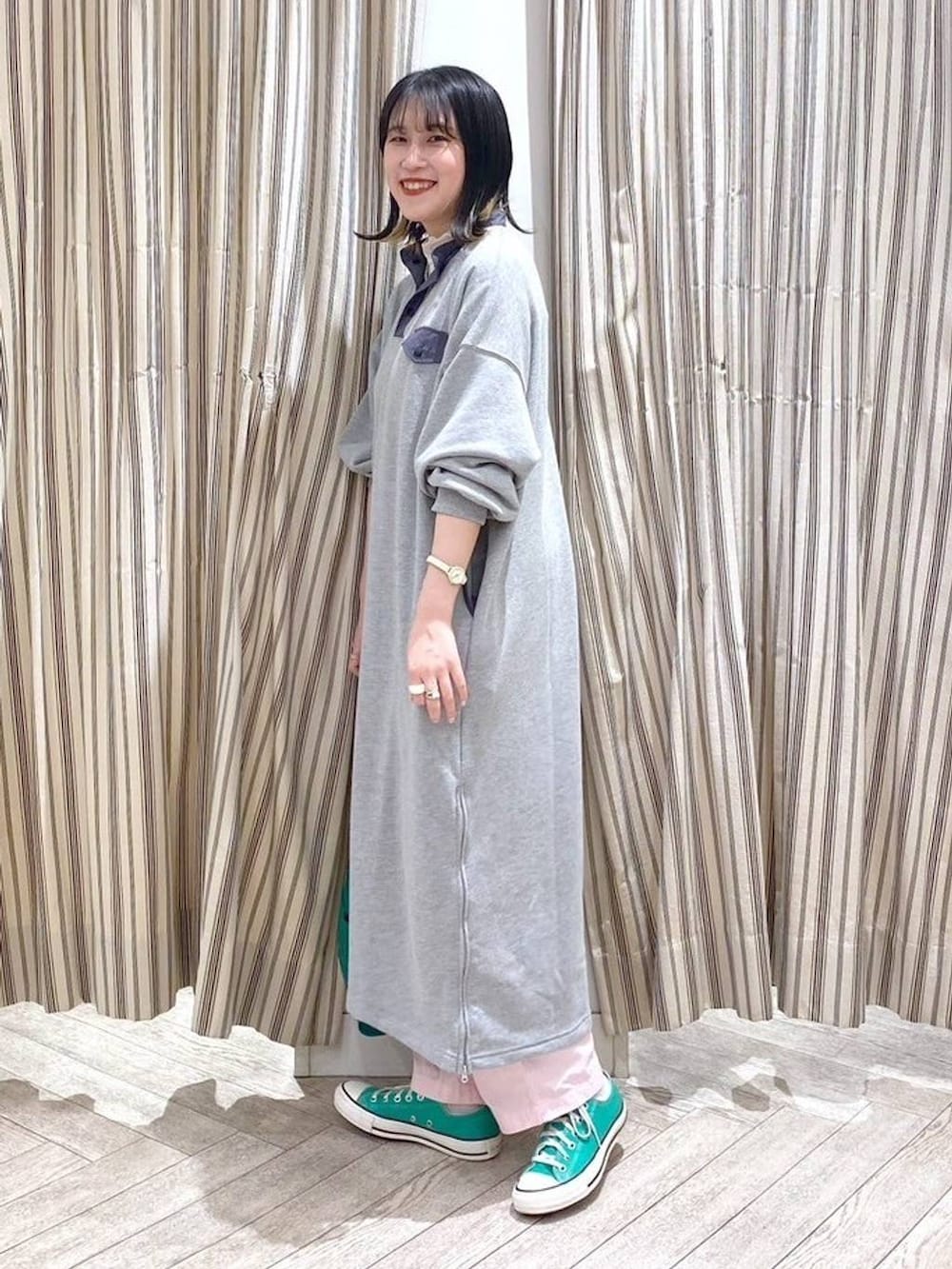 グレー系のワンピース、グリーン系のスニーカーを着用したレディースの春コーディネートの3枚目の写真