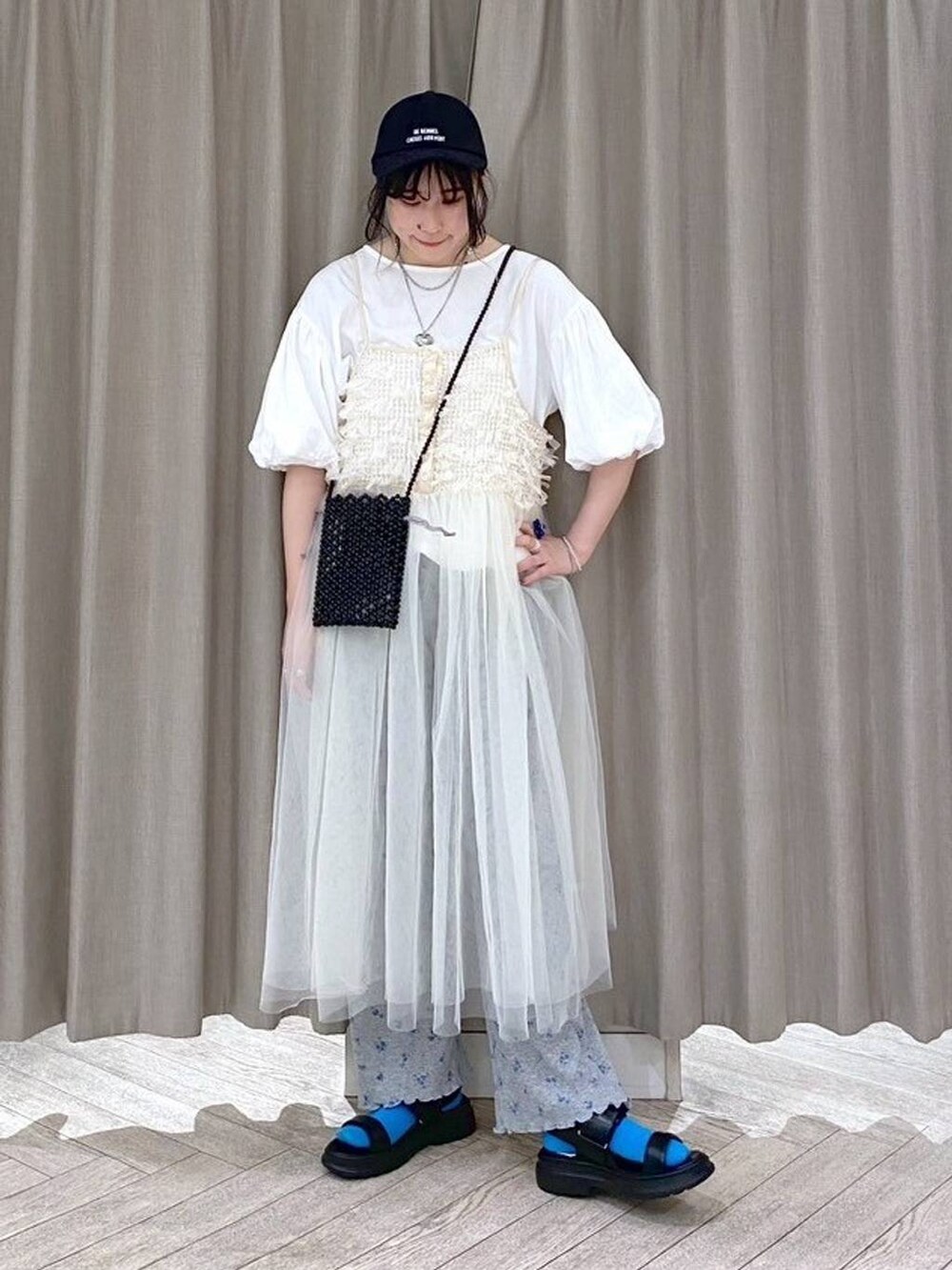 ブラック系のサンダル、その他のその他パンツ、ホワイト系のTシャツ/カットソーを着用したレディースの夏コーディネートの3枚目の写真