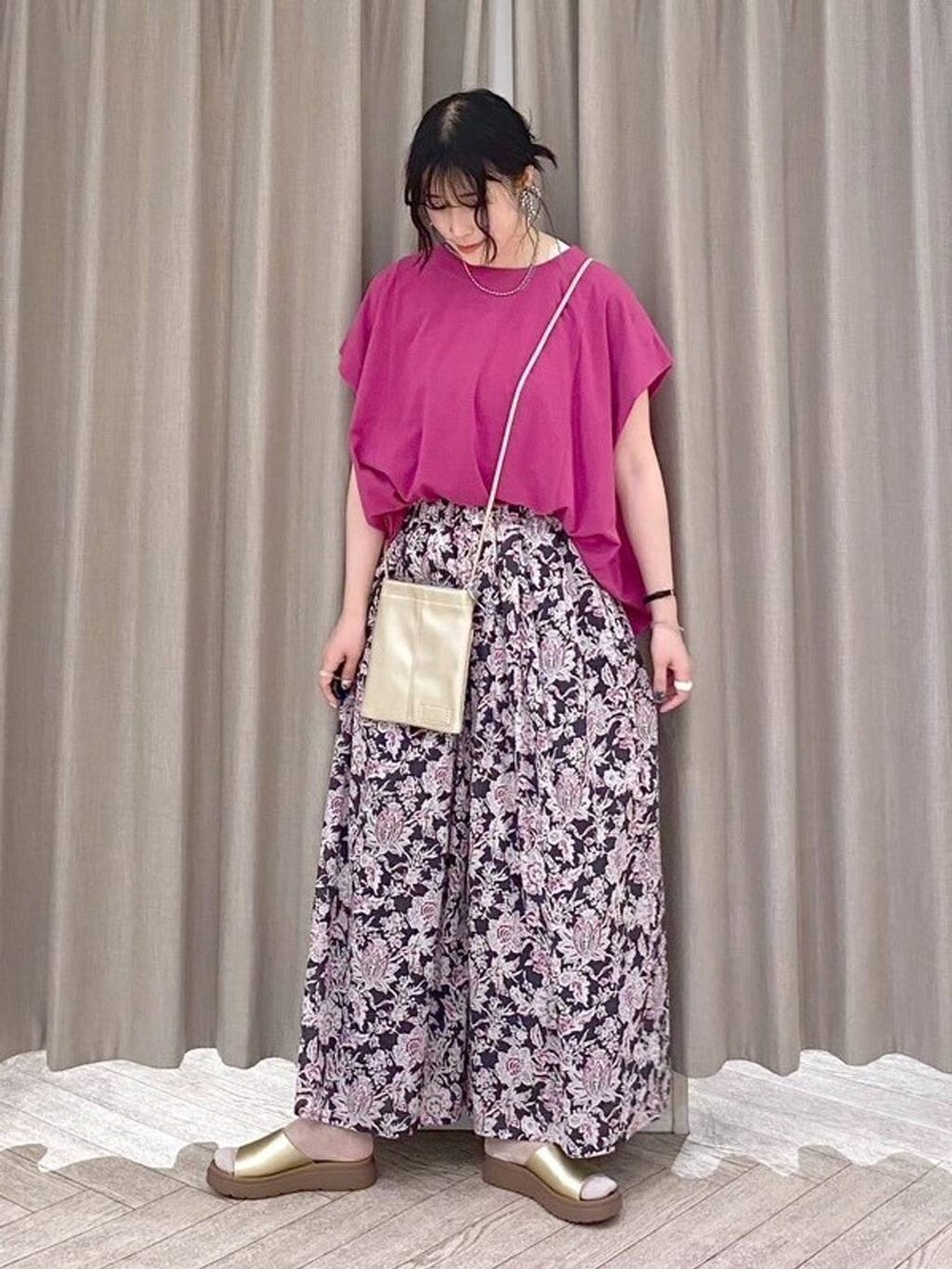 ベージュ系のタンクトップ、レッド系のその他パンツ、その他のサンダルを着用したレディースの夏コーディネートの9枚目の写真