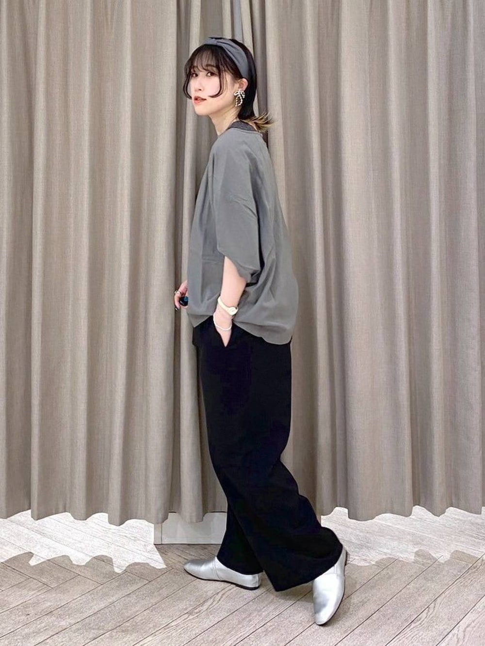 ブラック系のその他パンツ、その他のシャツ/ブラウス、その他のタンクトップを着用したレディースの夏コーディネートの4枚目の写真