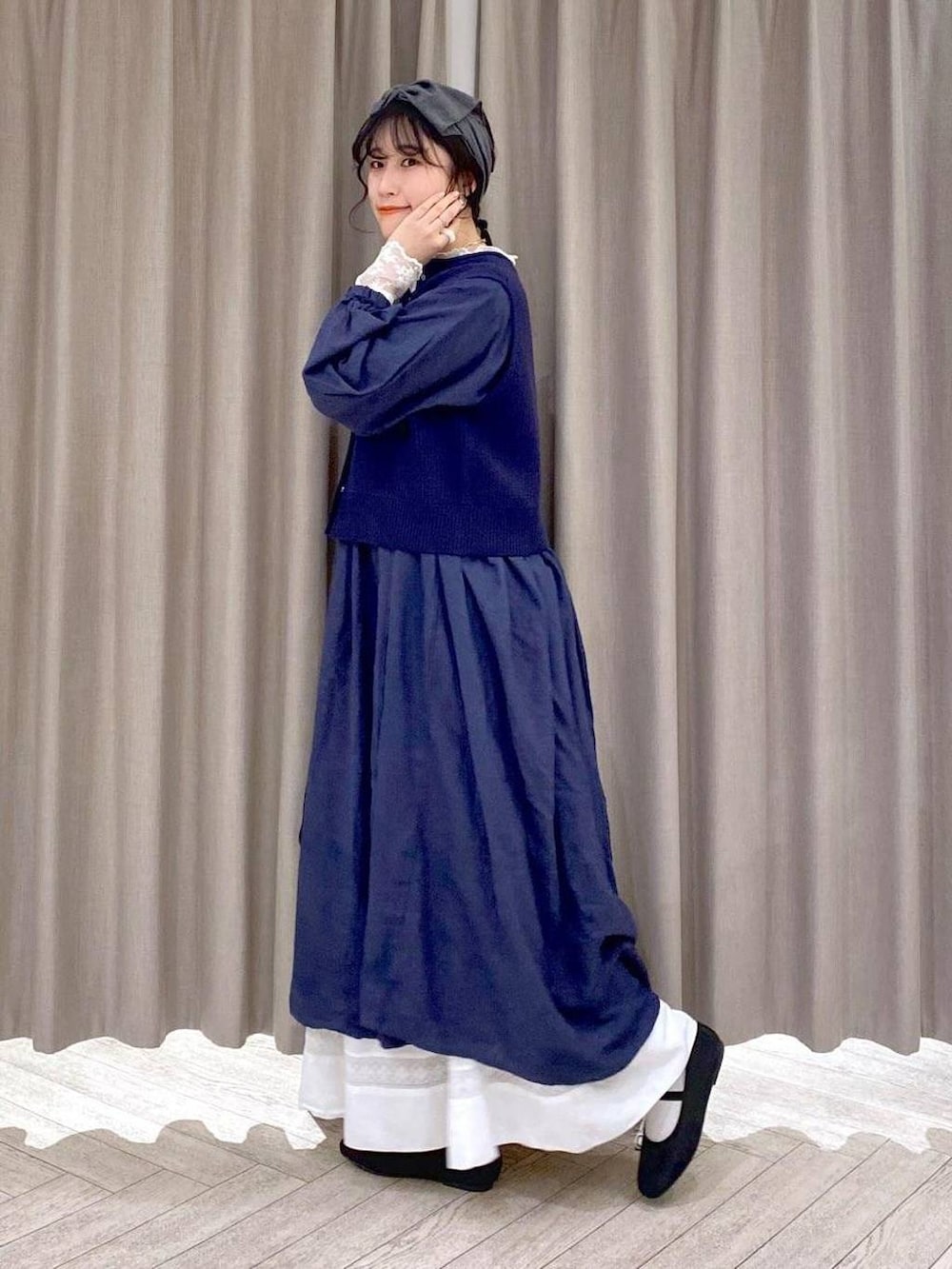 ブラック系のバレエシューズ、ブラック系のショルダーバッグ、ホワイト系のTシャツ/カットソーを着用したレディースの秋コーディネートの4枚目の写真