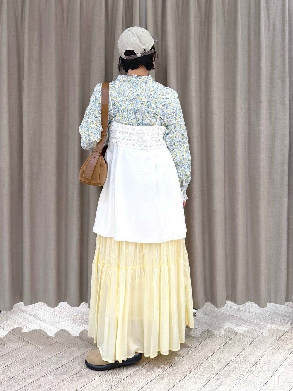 ベージュ系のサンダル、イエロー系のスカート、その他のシャツ/ブラウスを着用したレディースの春コーディネートの5枚目の写真