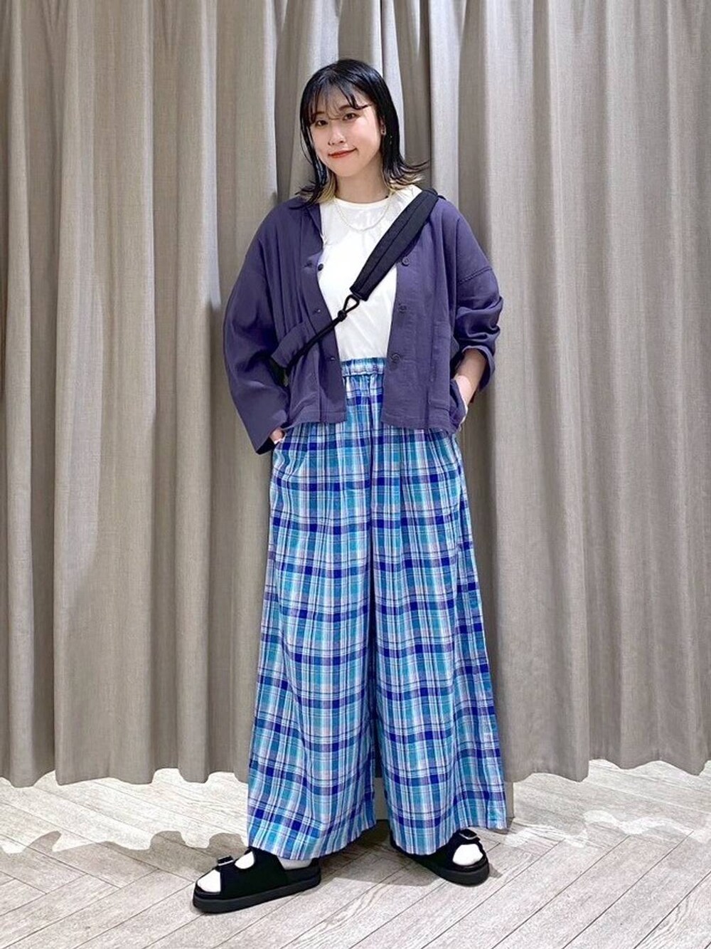 ホワイト系のTシャツ/カットソー、ブラック系のサンダル、ブルー系のその他アウターを着用したレディースの春コーディネートの2枚目の写真