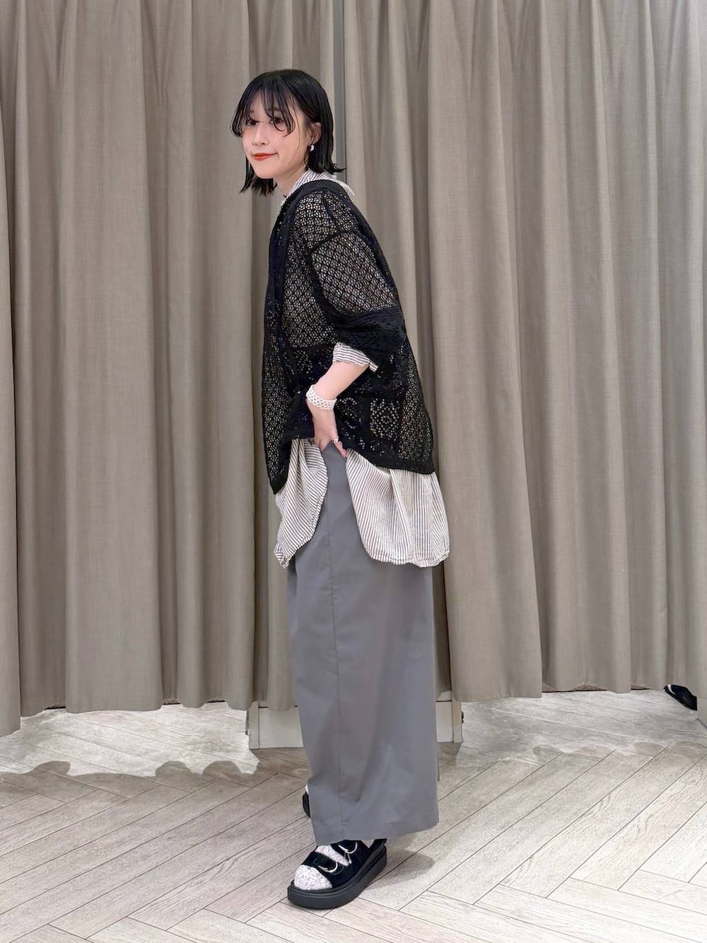グレー系のワンピース、その他のその他パンツ、ブラック系のサンダルを着用したレディースの夏コーディネートの4枚目の写真