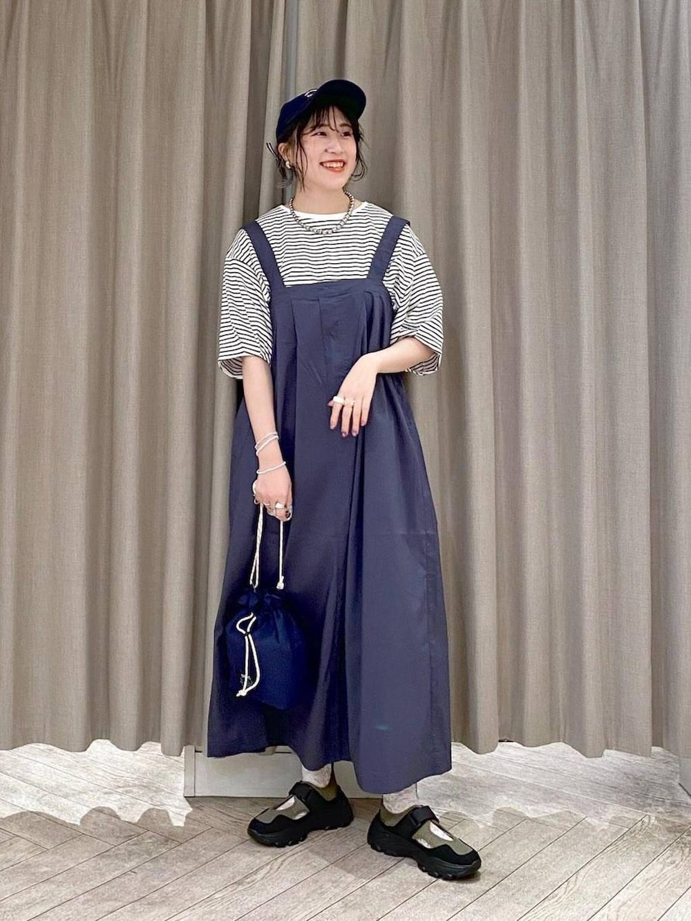 ブルー系のジャンパースカート、その他のTシャツ/カットソー、ブルー系のトートバッグを着用したレディースの夏コーディネートの2枚目の写真