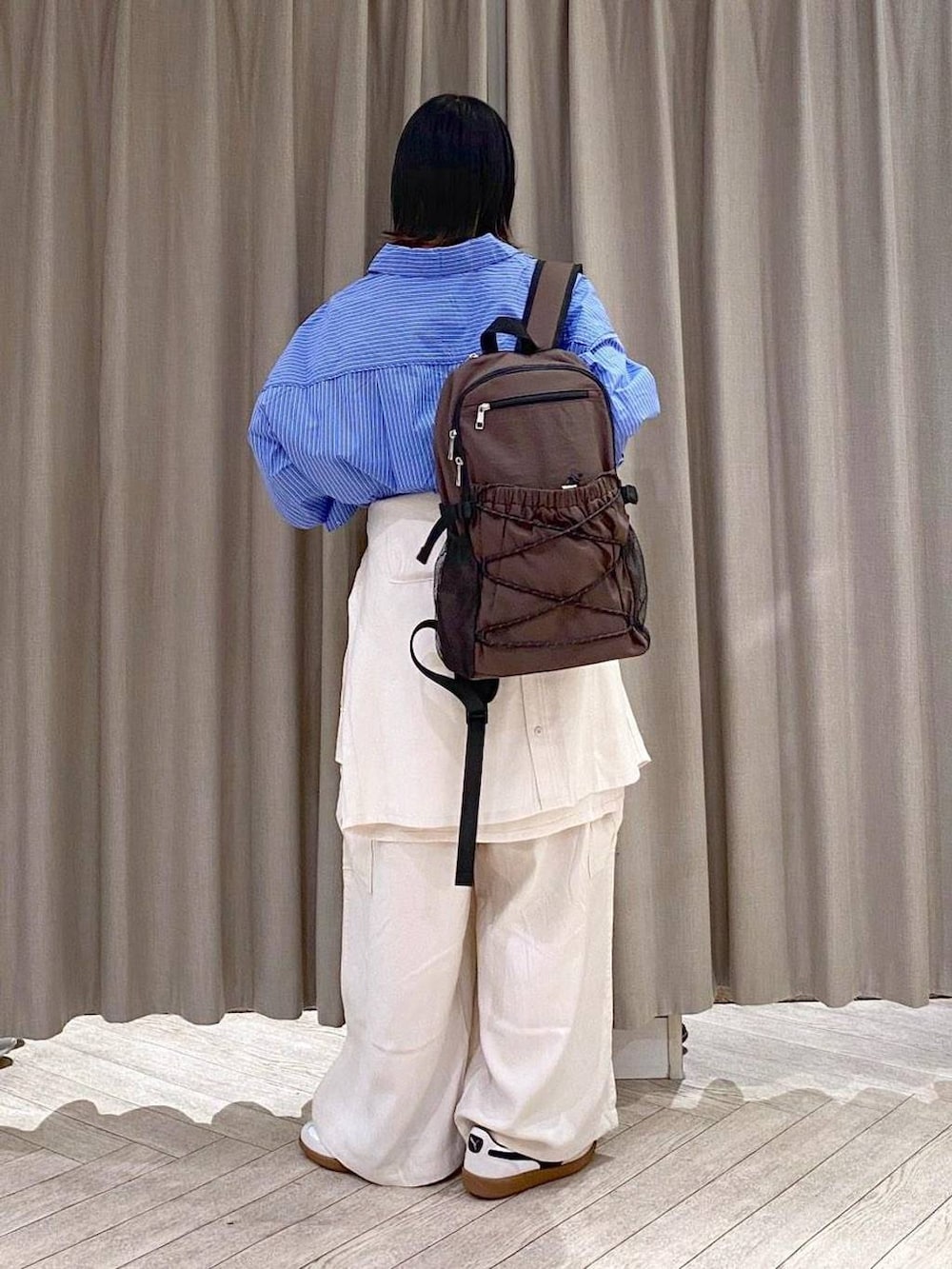 ホワイト系のスニーカー、ベージュ系のその他パンツ、ベージュ系のシャツ/ブラウスを着用したレディースの秋コーディネートの4枚目の写真