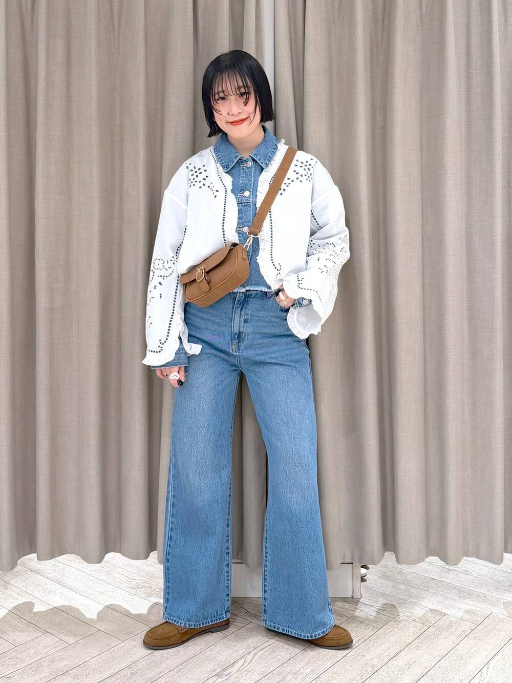 イエロー系のショルダーバッグ、イエロー系のローファー、ブルー系のデニムパンツを着用したレディースの春コーディネートの10枚目の写真