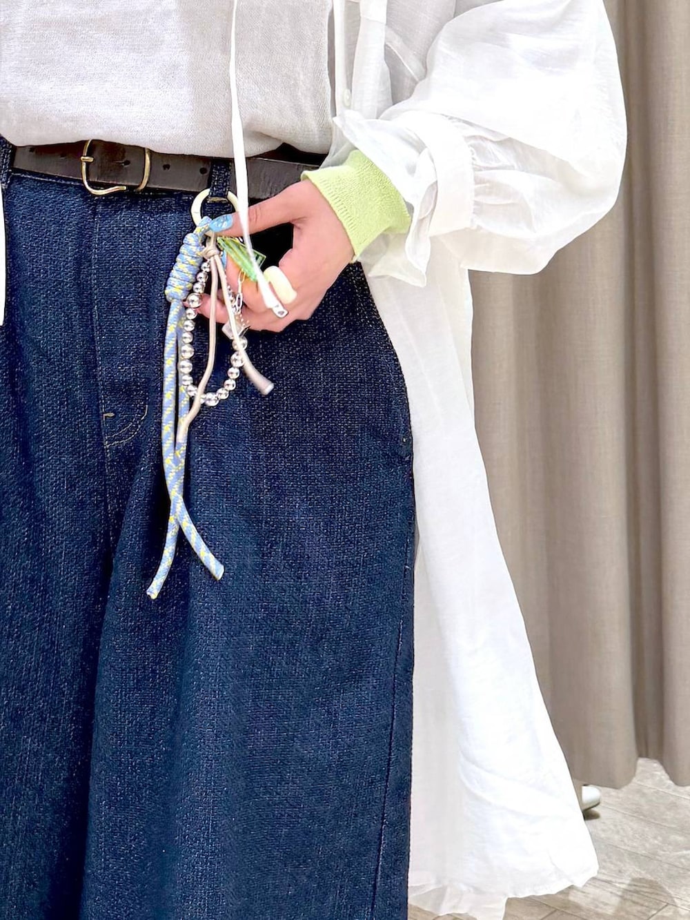 グレー系のスニーカー、ブルー系のその他パンツ、ブラック系のショルダーバッグを着用したレディースの春コーディネートの6枚目の写真