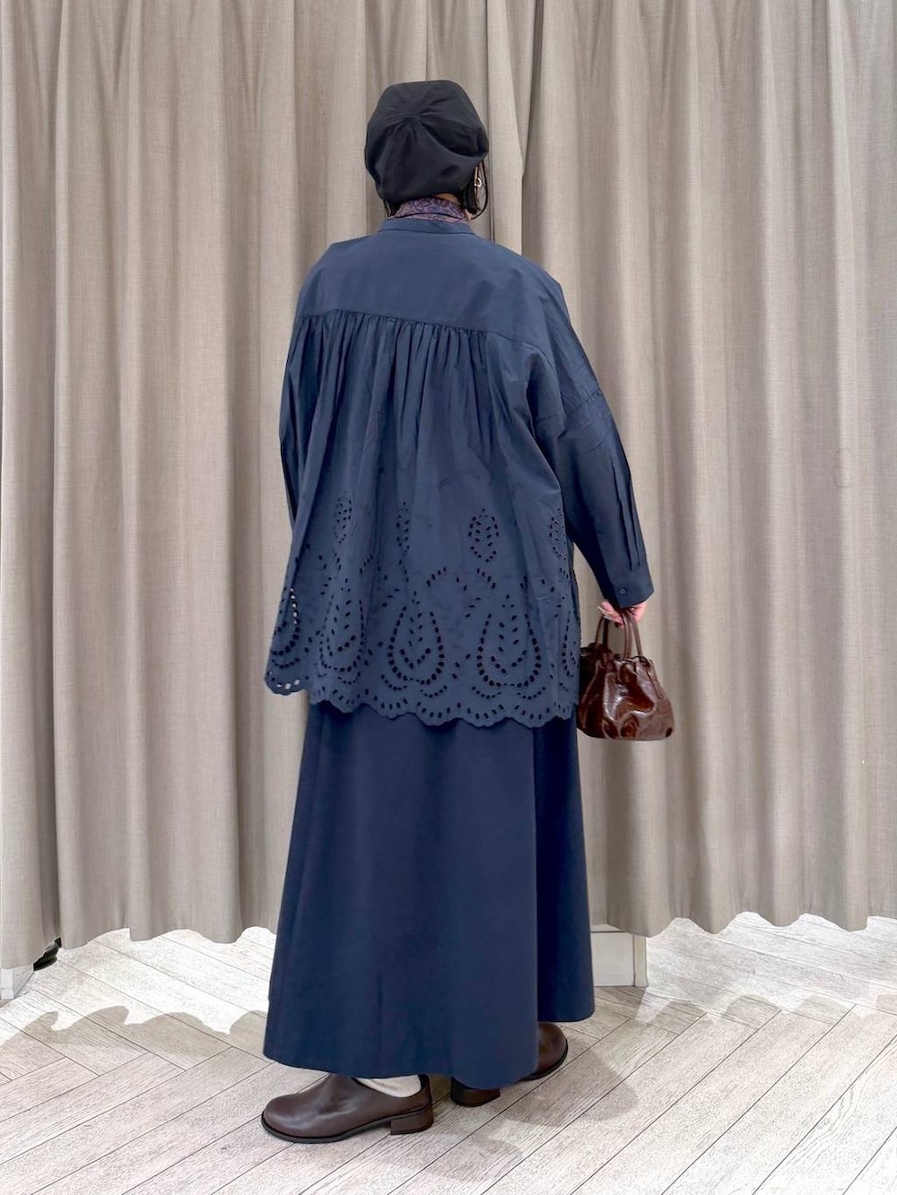 ブラック系のショルダーバッグ、ブルー系のシャツ/ブラウス、ブラウン系のその他シューズを着用したレディースの春コーディネートの4枚目の写真