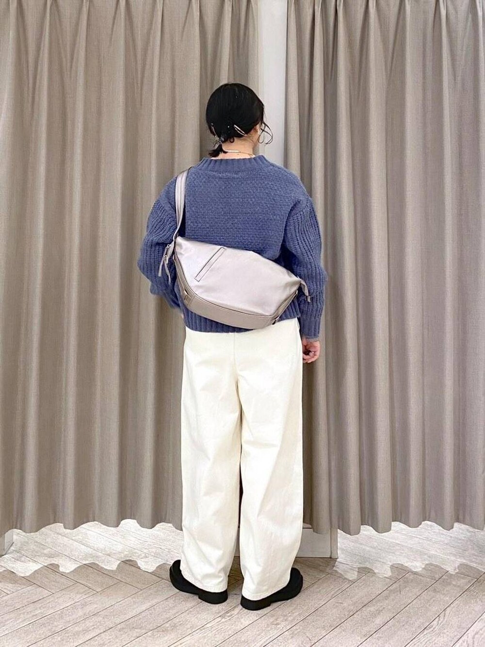 その他のTシャツ/カットソー、ホワイト系のその他パンツ、ブラック系のブーツを着用したレディースの冬コーディネートの7枚目の写真