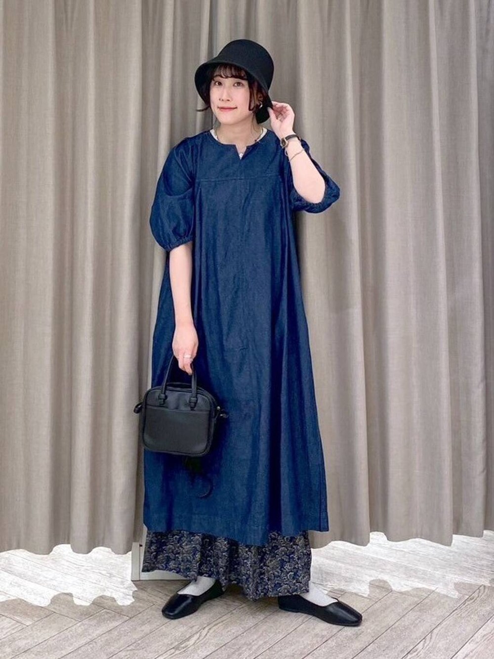 ブラック系のショルダーバッグ、ホワイト系のタンクトップ、ブルー系のワンピースを着用したレディースの夏コーディネートの2枚目の写真