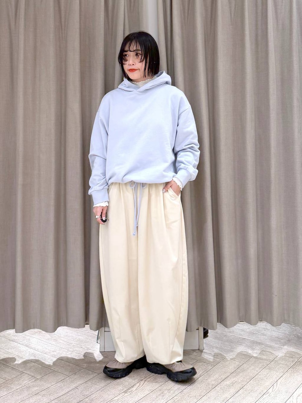 その他のブルゾン、ホワイト系のTシャツ/カットソー、ベージュ系のその他パンツを着用したレディースの冬コーディネートの5枚目の写真