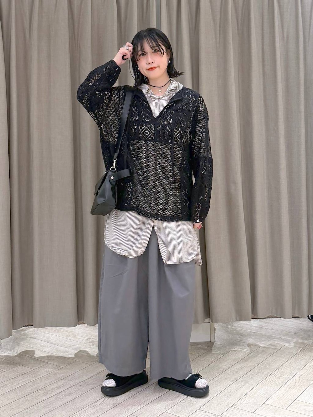 グレー系のワンピース、その他のその他パンツ、ブラック系のサンダルを着用したレディースの夏コーディネートの8枚目の写真