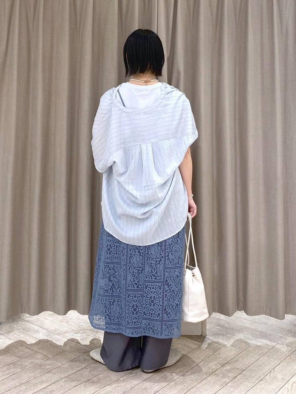 ブルー系のTシャツ/カットソー、ホワイト系のトートバッグ、グレー系のその他パンツを着用したレディースの夏コーディネートの4枚目の写真