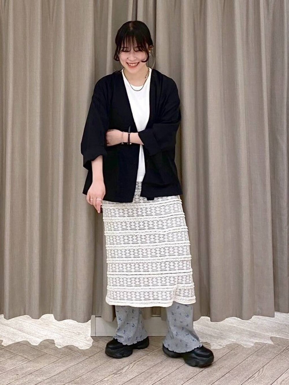 ブラック系のスニーカー、その他のTシャツ/カットソー、その他のその他パンツを着用したレディースの夏コーディネートの8枚目の写真