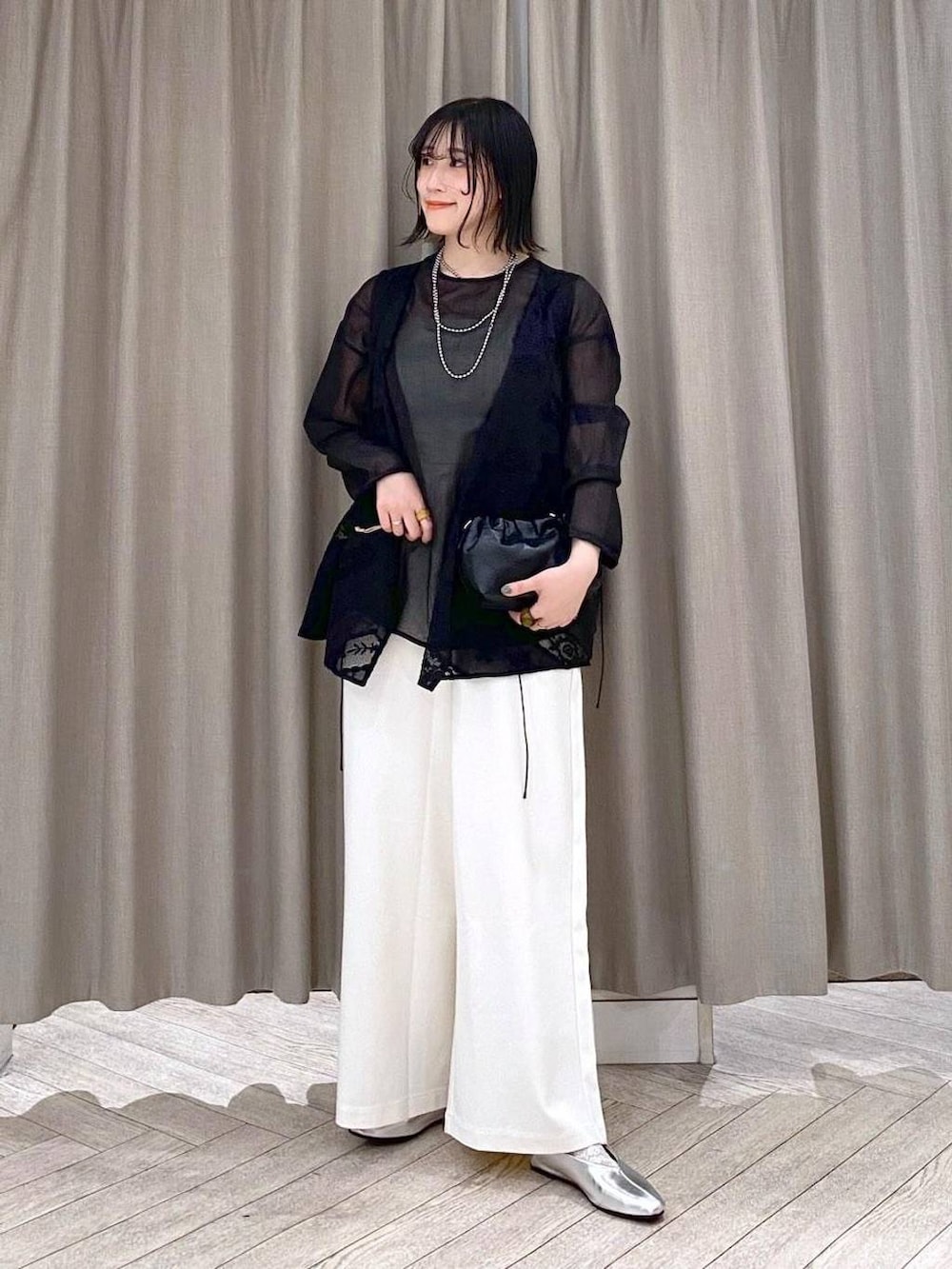 ホワイト系のその他パンツ、ブラック系のショルダーバッグ、その他のパンプスを着用したレディースの秋コーディネートの10枚目の写真