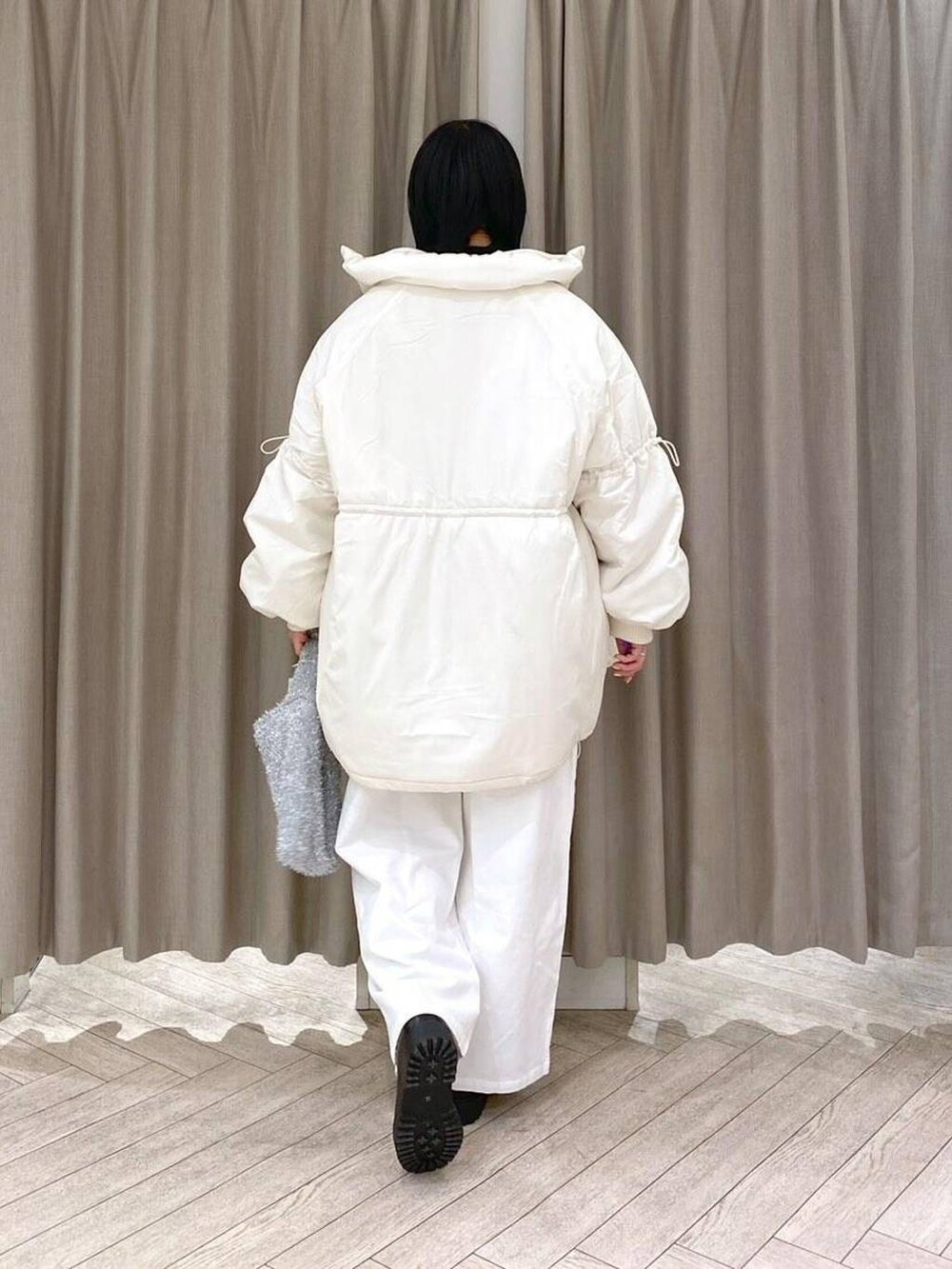 ブラック系のブーツ、その他のショルダーバッグ、その他のニット/セーターを着用したレディースの冬コーディネートの4枚目の写真