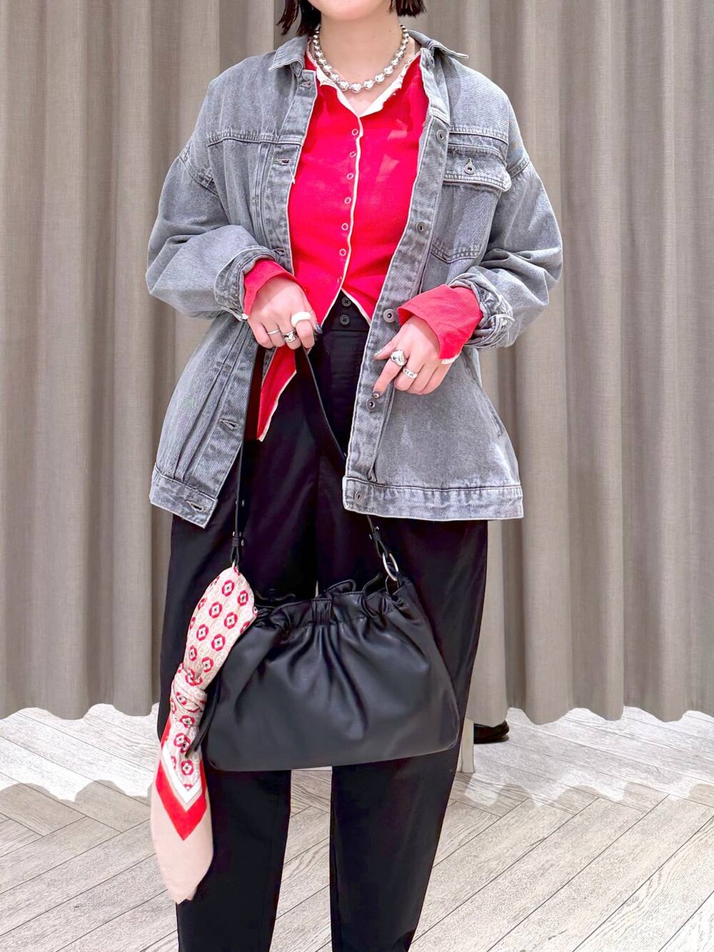 グレー系のデニムジャケット、ブラック系のトートバッグ、ブラック系のその他パンツを着用したレディースの春コーディネートの5枚目の写真