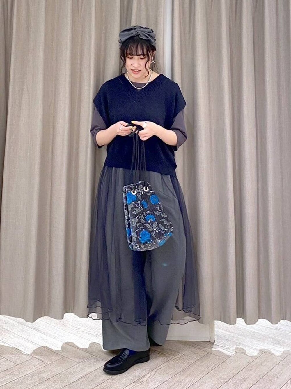 グレー系のその他パンツ、その他のTシャツ/カットソー、ブラック系のトートバッグを着用したレディースの秋コーディネートの9枚目の写真