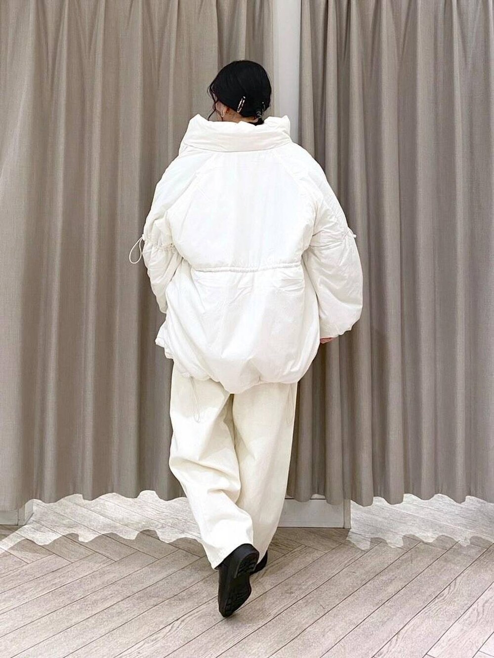 その他のTシャツ/カットソー、ホワイト系のその他パンツ、ブラック系のブーツを着用したレディースの冬コーディネートの4枚目の写真