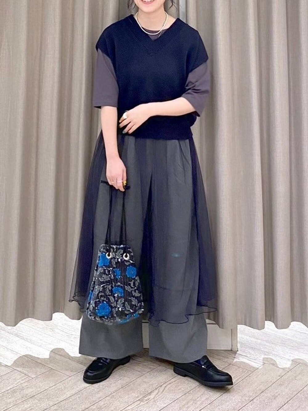 グレー系のその他パンツ、その他のTシャツ/カットソー、ブラック系のトートバッグを着用したレディースの秋コーディネートの7枚目の写真