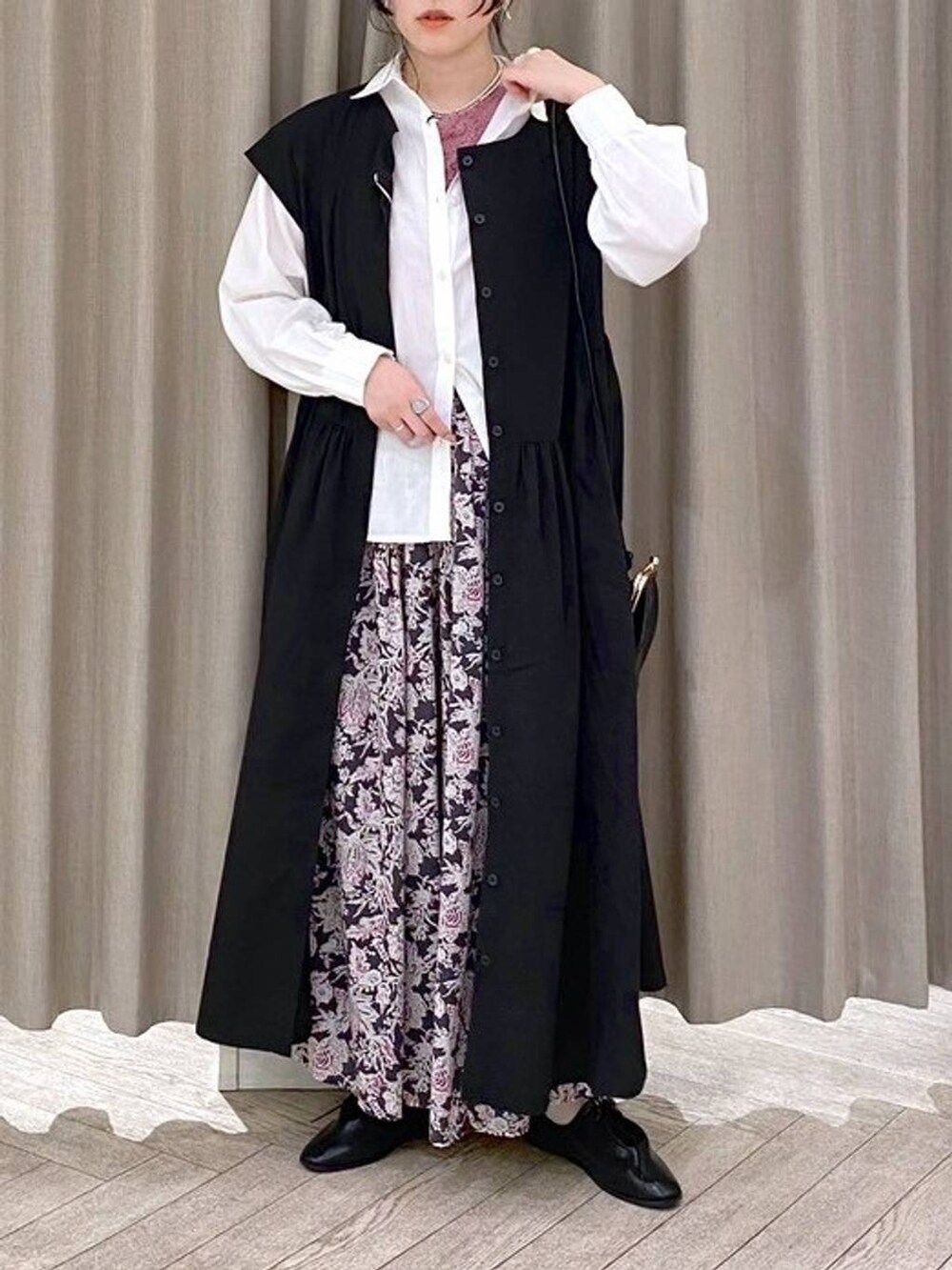 ブラック系のショルダーバッグ、レッド系のその他パンツ、ホワイト系のシャツ/ブラウスを着用したレディースの夏コーディネートの5枚目の写真