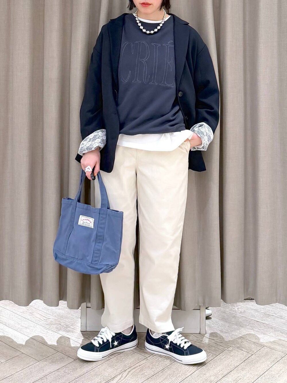 ブルー系のトートバッグ、ブルー系のスニーカー、ベージュ系のその他パンツを着用したレディースの春コーディネートの8枚目の写真