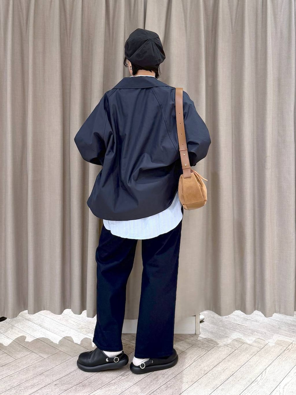 ブラック系のサンダル、ブルー系のその他パンツ、その他のシャツ/ブラウスを着用したレディースの春コーディネートの5枚目の写真