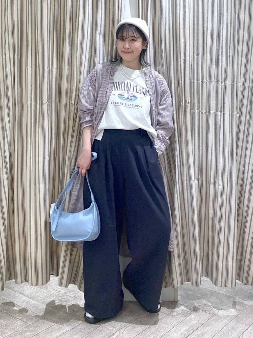 ベージュ系のサンダル、その他のTシャツ/カットソー、ブルー系のチノパンツを着用したレディースの春コーディネートの5枚目の写真