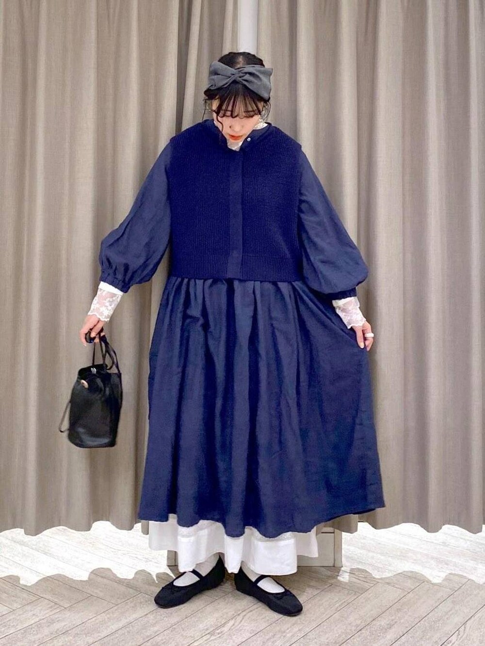 ブラック系のバレエシューズ、ブラック系のショルダーバッグ、ホワイト系のTシャツ/カットソーを着用したレディースの秋コーディネートの8枚目の写真