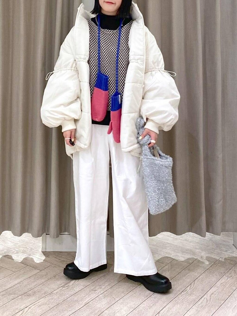 ブラック系のブーツ、その他のショルダーバッグ、その他のニット/セーターを着用したレディースの冬コーディネートの6枚目の写真