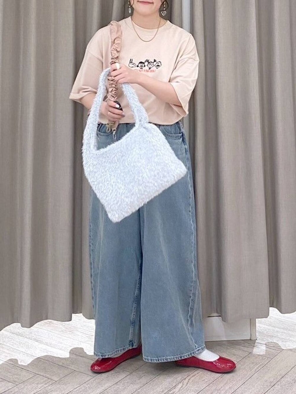 ピンク系のTシャツ/カットソー、ブルー系のデニムパンツ、その他のトートバッグを着用したレディースの夏コーディネートの5枚目の写真