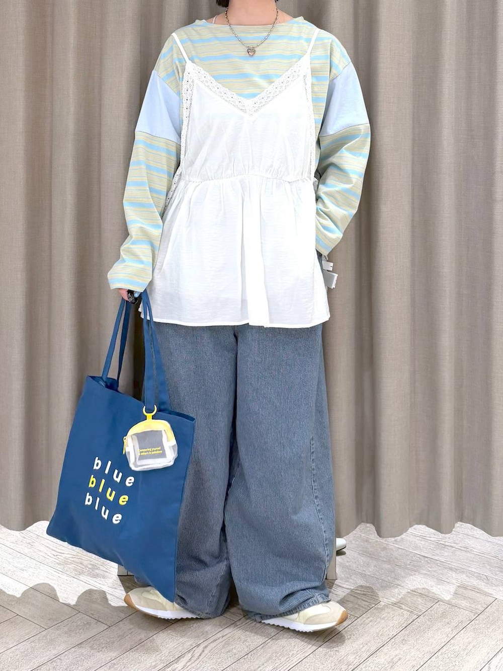 ブルー系のデニムパンツ、ブルー系のトートバッグ、ブルー系のTシャツ/カットソーを着用したレディースの春コーディネートの7枚目の写真