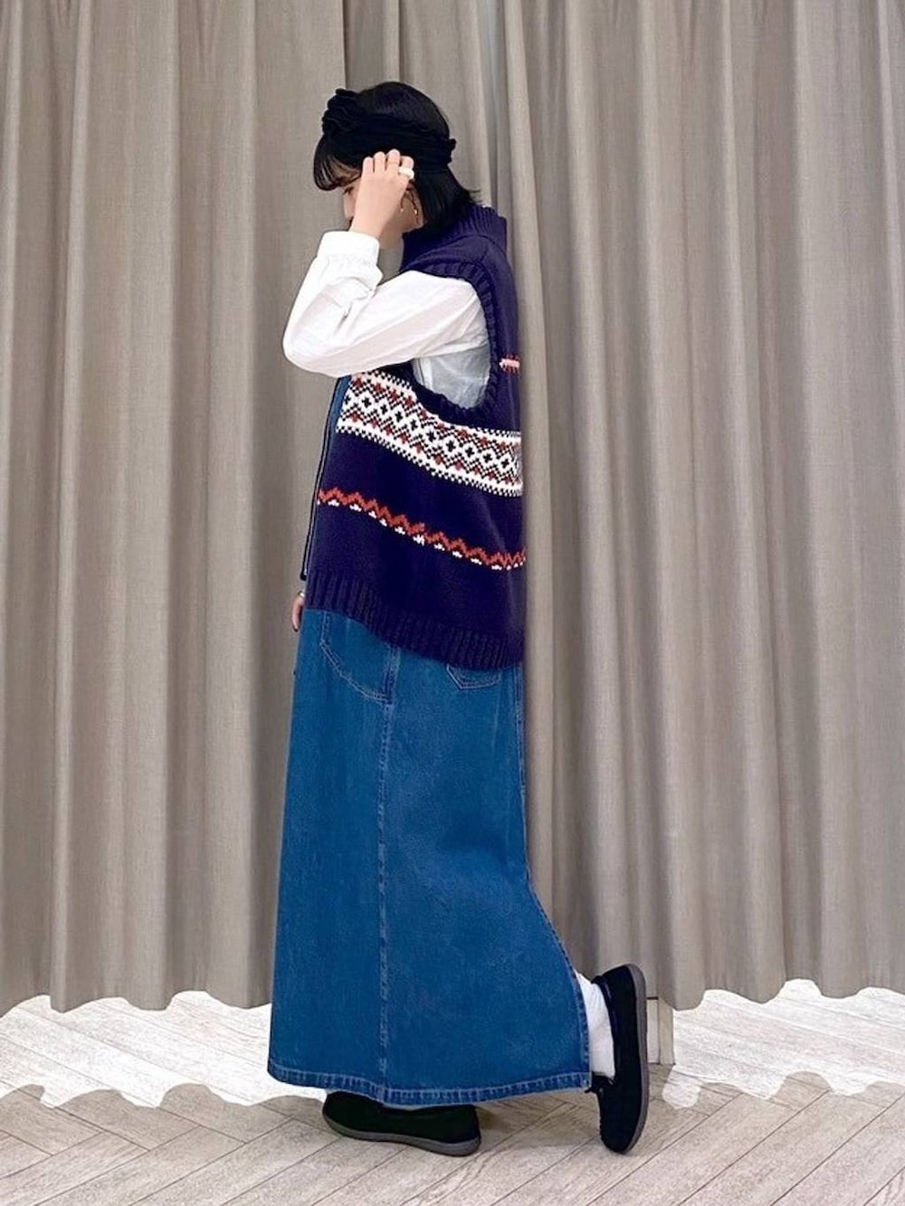 ブラック系のショルダーバッグ、ブルー系のワンピース、ブラック系のヘアバンドを着用したレディースの秋コーディネートの4枚目の写真