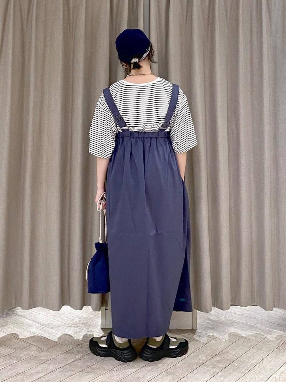 ブルー系のジャンパースカート、その他のTシャツ/カットソー、ブルー系のトートバッグを着用したレディースの夏コーディネートの4枚目の写真