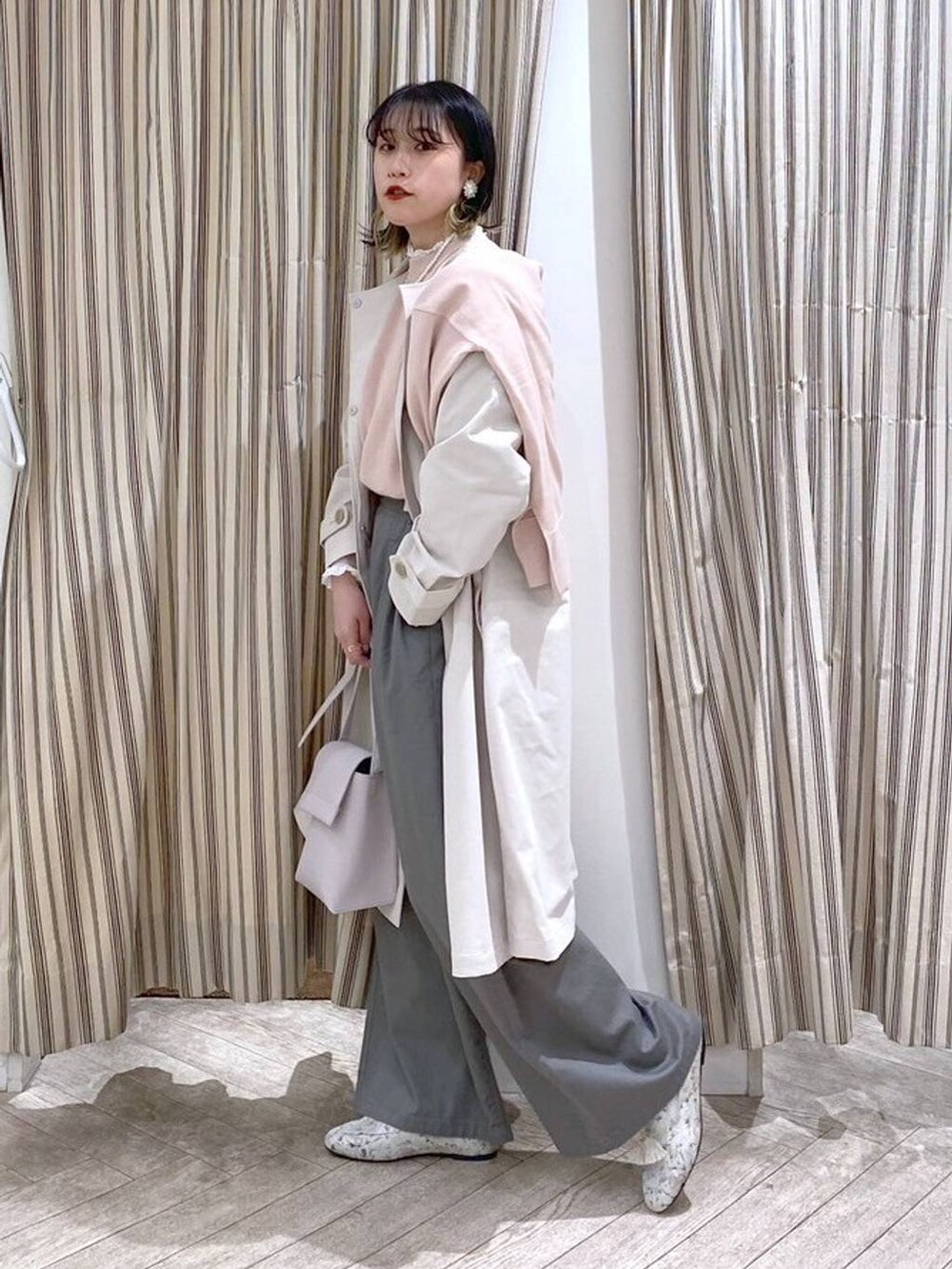 ホワイト系のシャツ/ブラウス、ピンク系のニット/セーター、ピンク系のカーディガン/ボレロを着用したレディースの春コーディネートの2枚目の写真