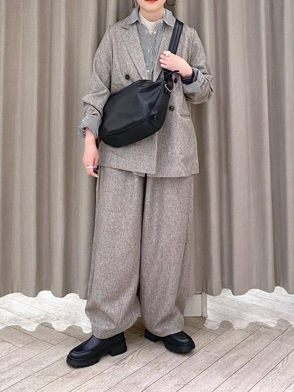 ブラック系のブーツ、ベージュ系のその他パンツ、ブラック系のシャツ/ブラウスを着用したレディースの冬コーディネートの8枚目の写真