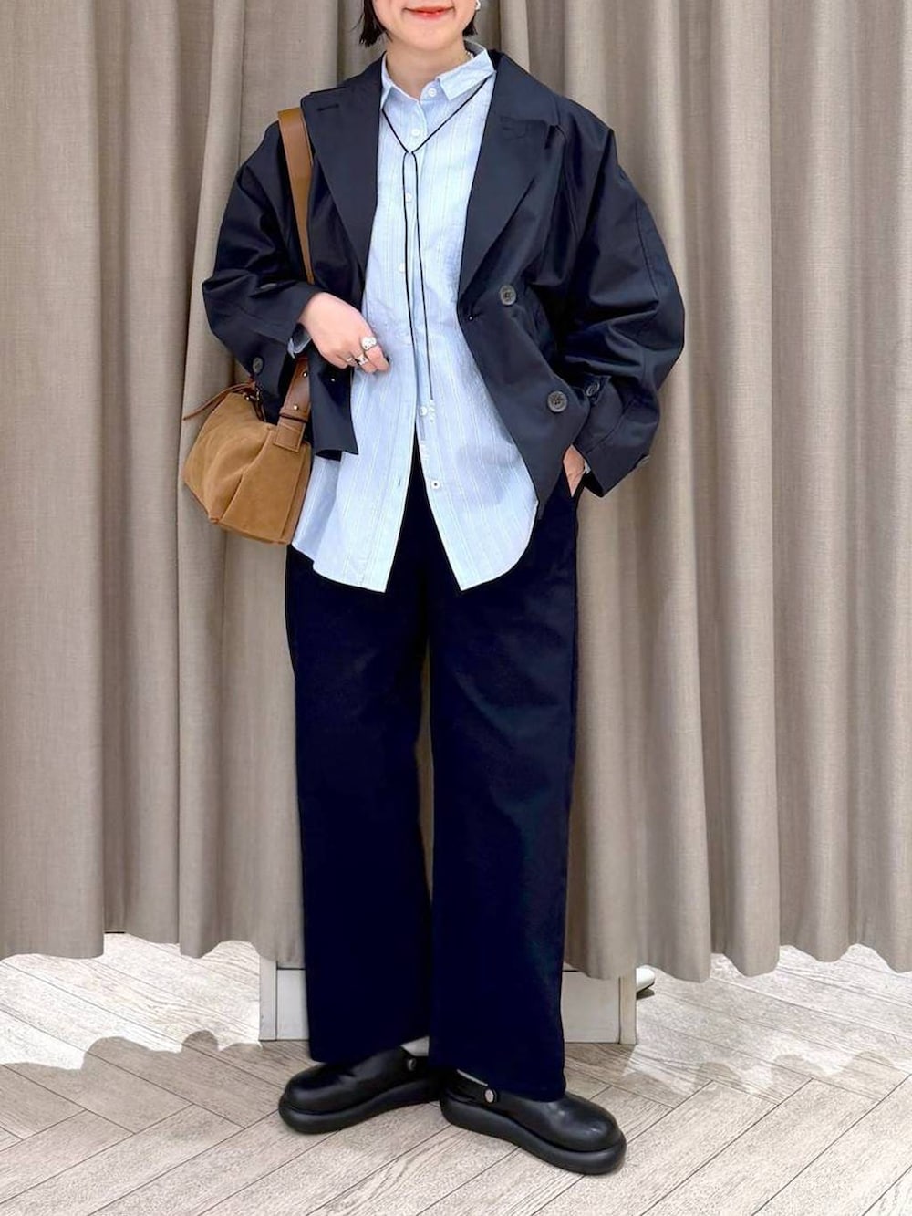 ブラック系のサンダル、ブルー系のその他パンツ、その他のシャツ/ブラウスを着用したレディースの春コーディネートの8枚目の写真