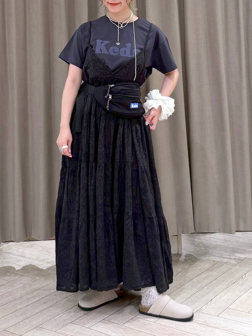 グレー系のTシャツ/カットソー、ブラック系のトートバッグ、ベージュ系のその他シューズを着用したレディースの夏コーディネートの6枚目の写真