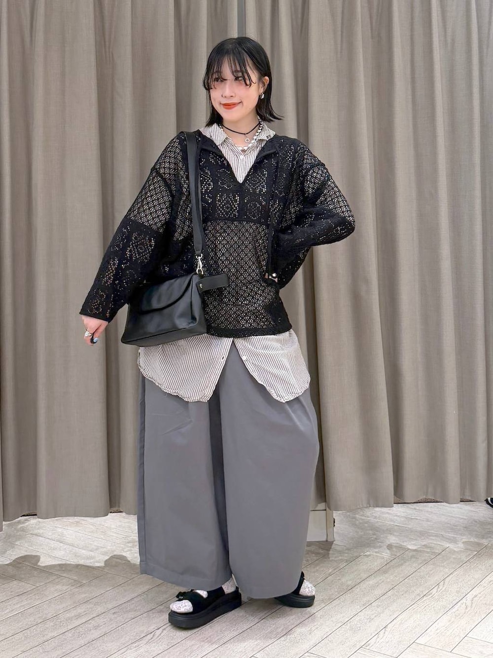 グレー系のワンピース、その他のその他パンツ、ブラック系のサンダルを着用したレディースの夏コーディネートの3枚目の写真