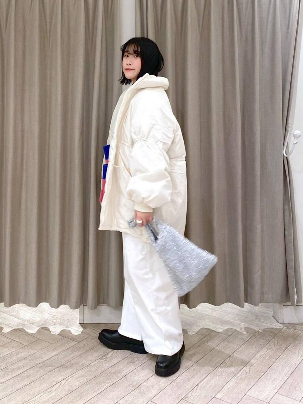 ブラック系のブーツ、その他のショルダーバッグ、その他のニット/セーターを着用したレディースの冬コーディネートの3枚目の写真