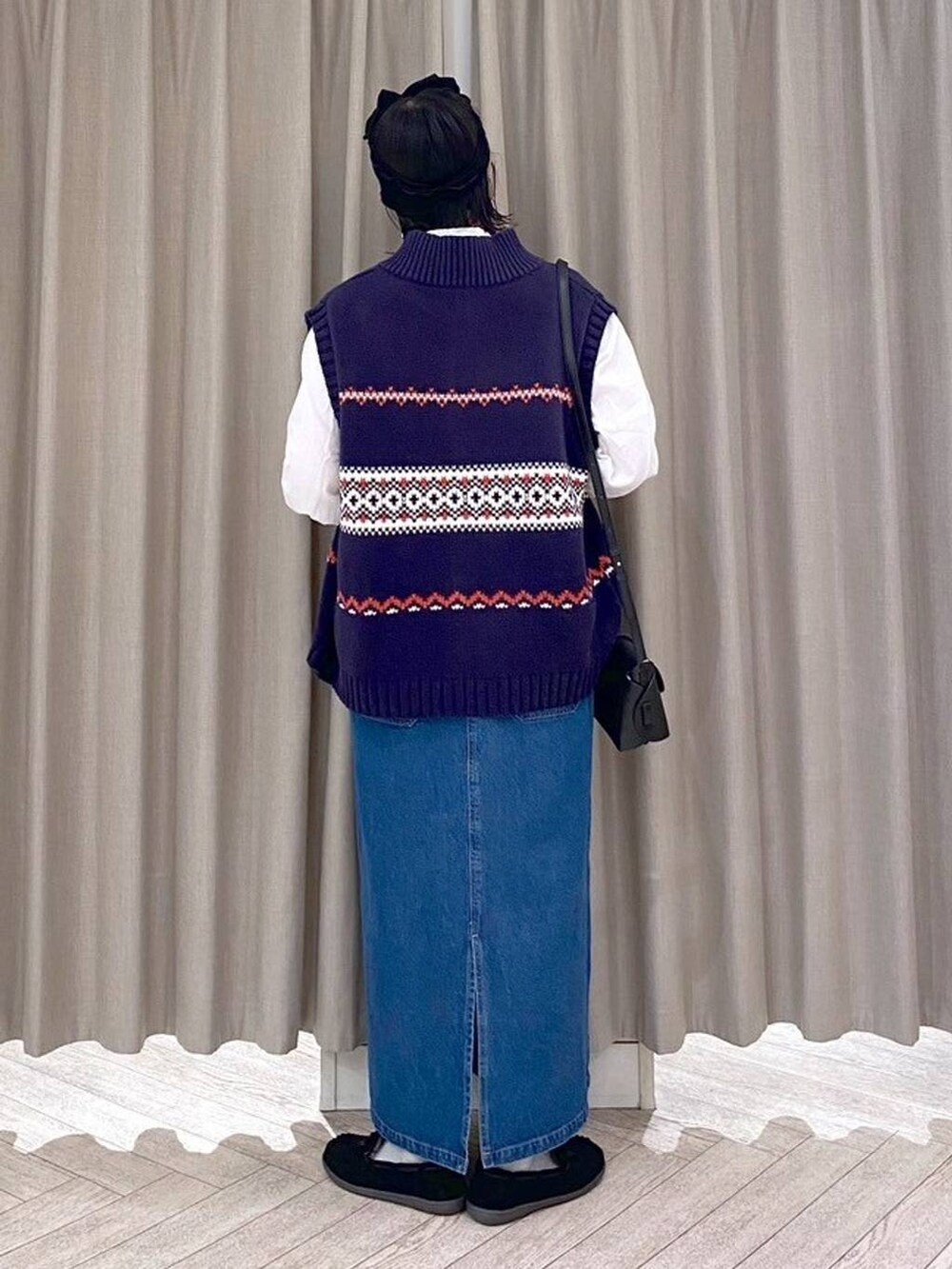 ブラック系のショルダーバッグ、ブルー系のワンピース、ブラック系のヘアバンドを着用したレディースの秋コーディネートの6枚目の写真