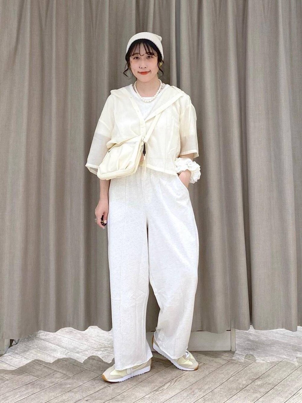 ベージュ系のショルダーバッグ、ベージュ系のシャツ/ブラウス、ベージュ系のスウェットパンツを着用したレディースの夏コーディネートの10枚目の写真