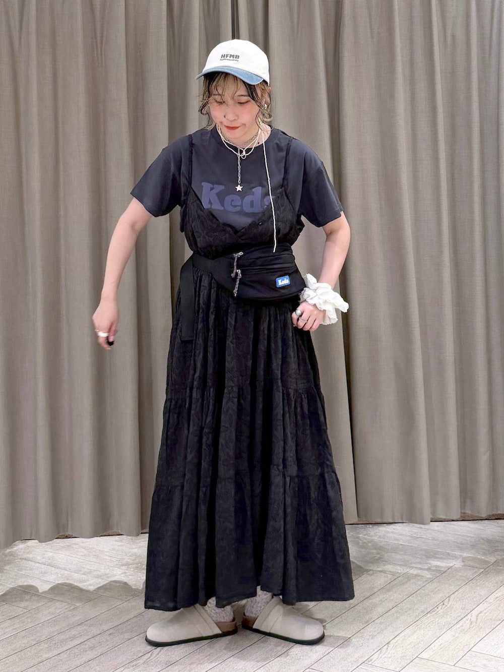 グレー系のTシャツ/カットソー、ブラック系のトートバッグ、ベージュ系のその他シューズを着用したレディースの夏コーディネートの8枚目の写真