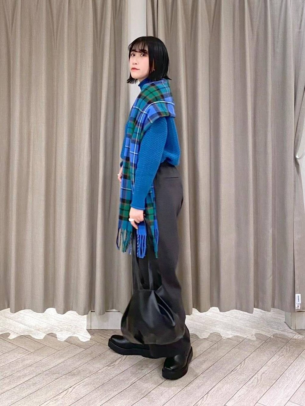 その他のその他パンツ、ブラック系のブーツ、ブラック系のブルゾンを着用したレディースの冬コーディネートの5枚目の写真