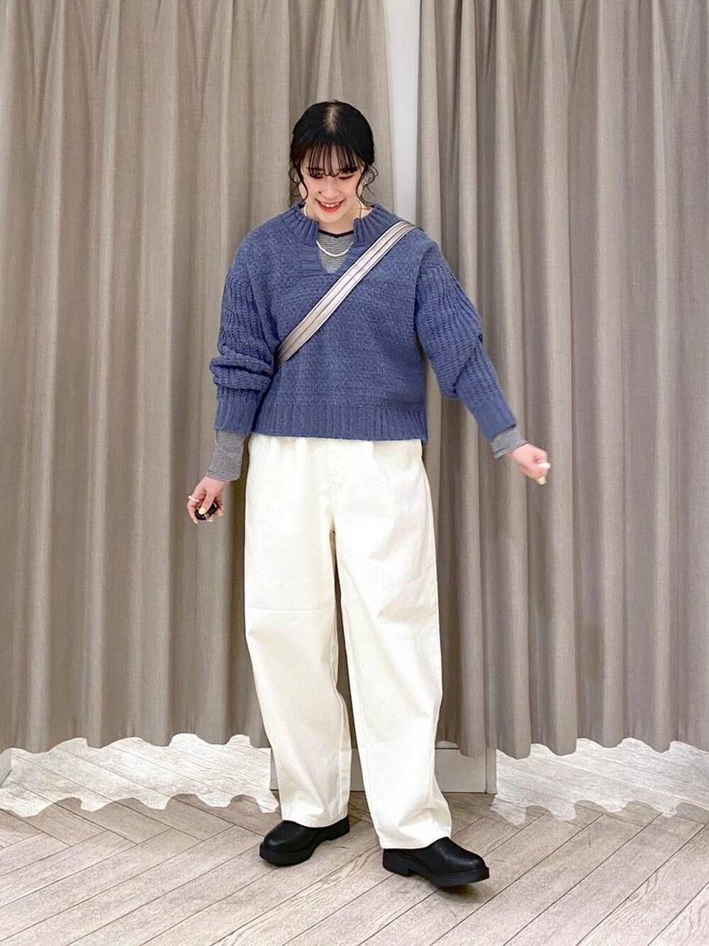 その他のTシャツ/カットソー、ホワイト系のその他パンツ、ブラック系のブーツを着用したレディースの冬コーディネートの5枚目の写真