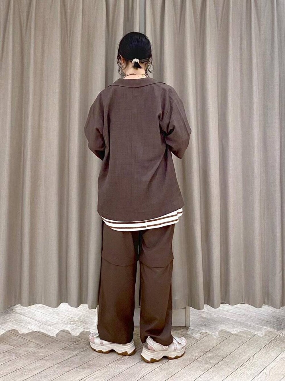 ブラウン系のテーラードジャケット、ブラウン系のその他パンツ、その他のTシャツ/カットソーを着用したレディースの夏コーディネートの3枚目の写真